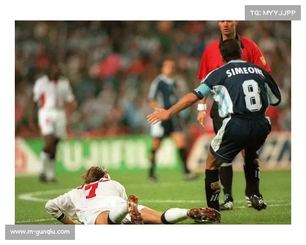 西蒙尼场边指挥嘶吼,镜头捕捉其衬衫湿透瞬间